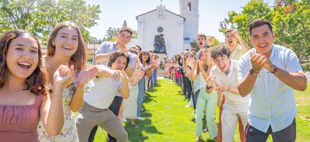 快乐的学生们站在教堂前